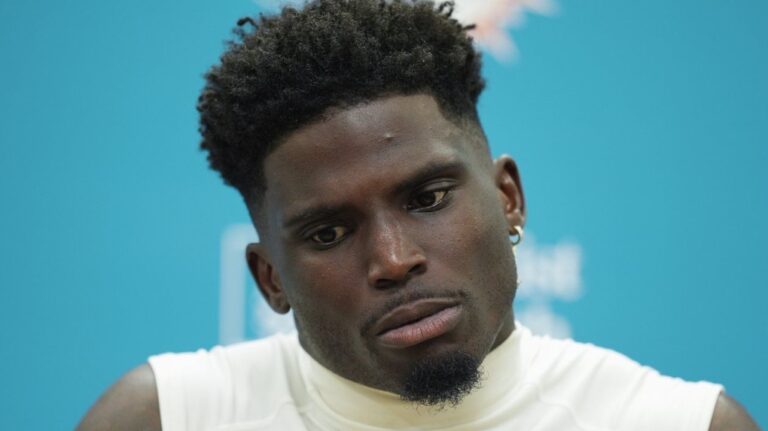Tyreek Hill dit qu'il aurait pu mieux gérer son contrôle routier, mais il veut toujours que l'officier soit renvoyé