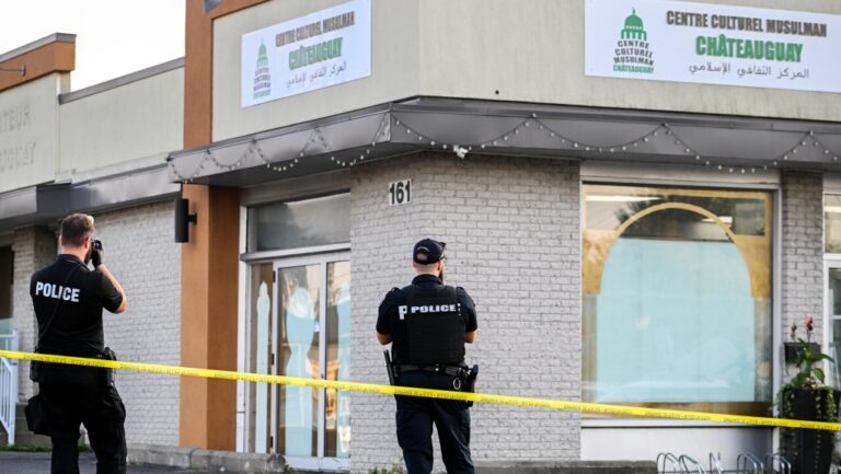 Trois blessés après qu'un homme armé d'un couteau est entré dans une mosquée de la région de Montréal