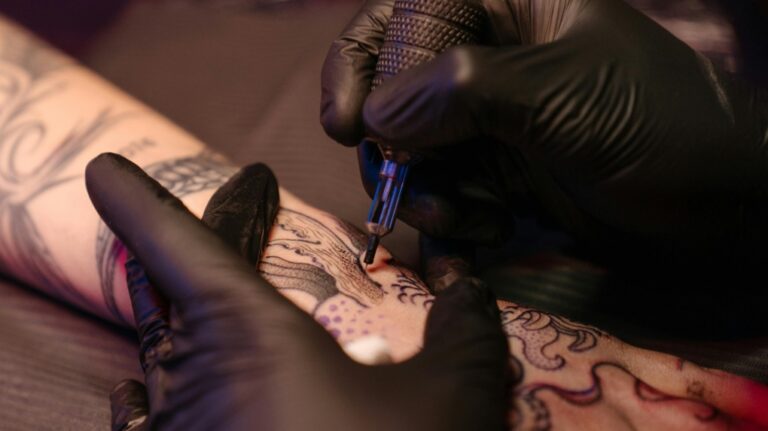Tatouages ​​sur le lieu de travail, comment la perception de l'encre par la société a-t-elle évolué ?