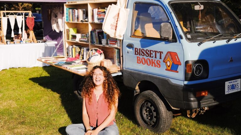 Rouler et lire : un YouTubeur populaire de Nouvelle-Écosse lance une librairie mobile