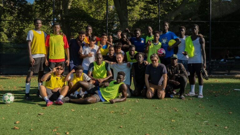 Tout a commencé par un match informel. Aujourd'hui, ce club de football organisé est une bouée de sauvetage pour de nombreux demandeurs d'asile.