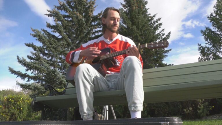 « Vous vous dirigez vers la course de Tim » : un Albertain donne une touche canadienne à ses chansons à succès