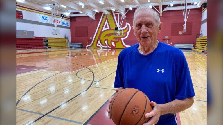 « Chapeau bas » : un joueur de 87 ans est toujours sur le terrain à Sackville, au Nouveau-Brunswick