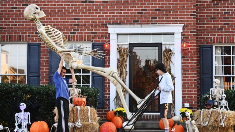 Les superfans d’Halloween voient la culture les rattraper. (Un squelette de 12 pieds a aidé)