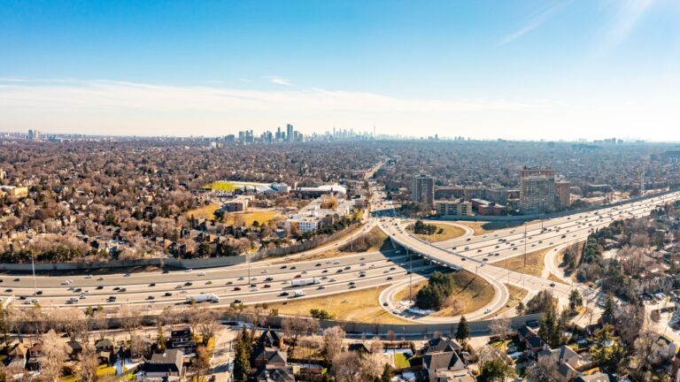 Doug Ford veut un tunnel sous l'autoroute 401 en Ontario. Il pourrait apprendre quelque chose du « Big Dig » de Boston