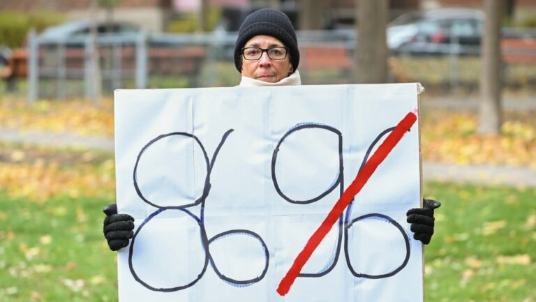 23 municipalités bilingues demandent au juge de suspendre certaines parties de la loi linguistique du Québec