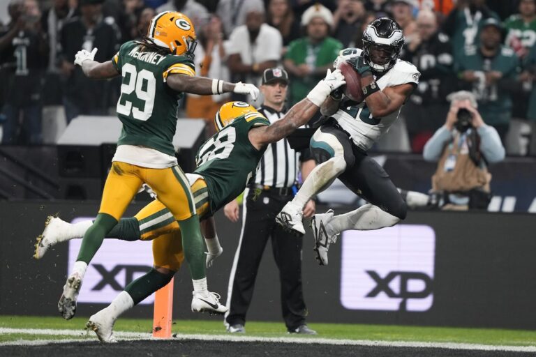Barkley marque trois TDs et les Eagles battent les Packers 34-29 au Brésil