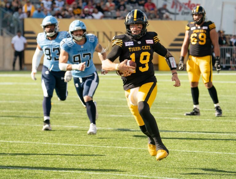 Bo Levi Mitchell mène les Ticats à une victoire de 31 à 28 contre les Argonauts le jour de la fête du Travail