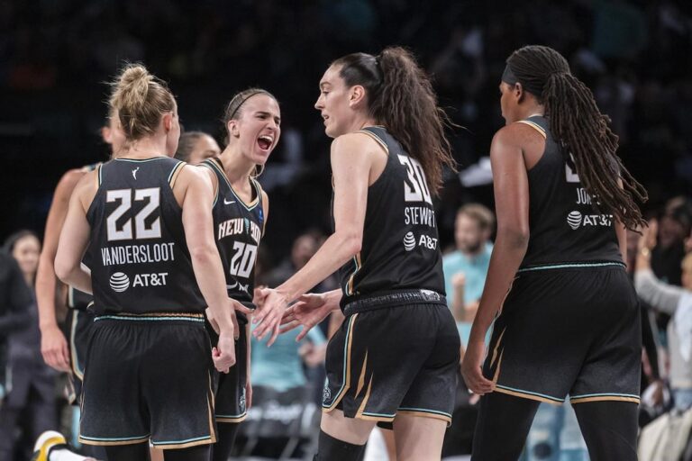 Breanna Stewart et Sabrina Ionescu mènent le New York Liberty à une victoire 87-77 dans le premier match contre les Las Vegas Aces en demi-finale