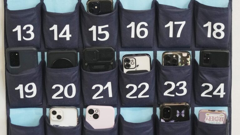 Caddies et sacs en papier : les écoles découvrent le nouveau monde des interdictions de téléphones portables