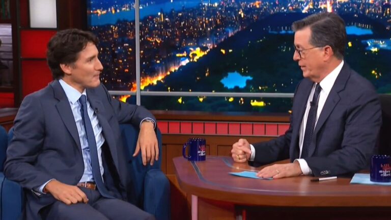 Ce que Justin Trudeau a dit à Stephen Colbert lors de son premier entretien télévisé de fin de soirée