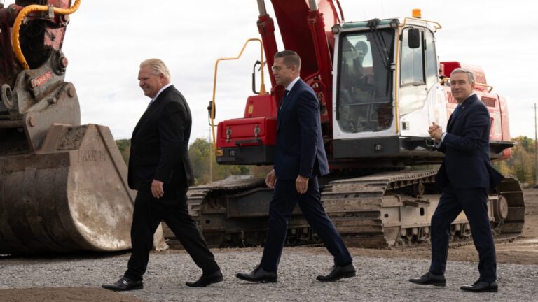 Certaines usines de véhicules électriques de l'Ontario ralentissent. Cela signifie-t-il que les ambitions du Canada sont menacées ?