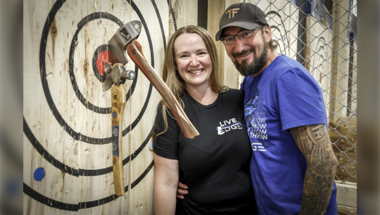 « C'est le nouveau bowling » : un couple de Calgary trouve son « zen » grâce au lancer de hache et participe aux championnats du monde