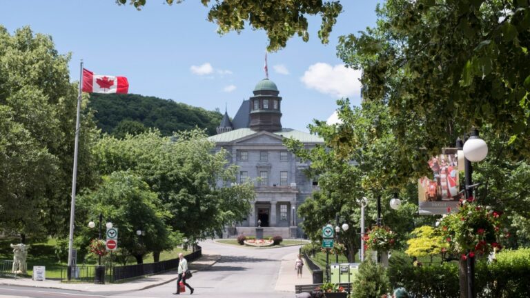 « C'est très injuste » : les étudiants internationaux font face à un avenir incertain au Canada après le changement des règles