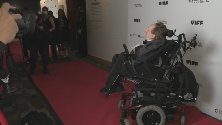 « C'est un rêve devenu réalité » : un compositeur de Colombie-Britannique vivant avec une maladie débilitante est reconnu sur le tapis rouge