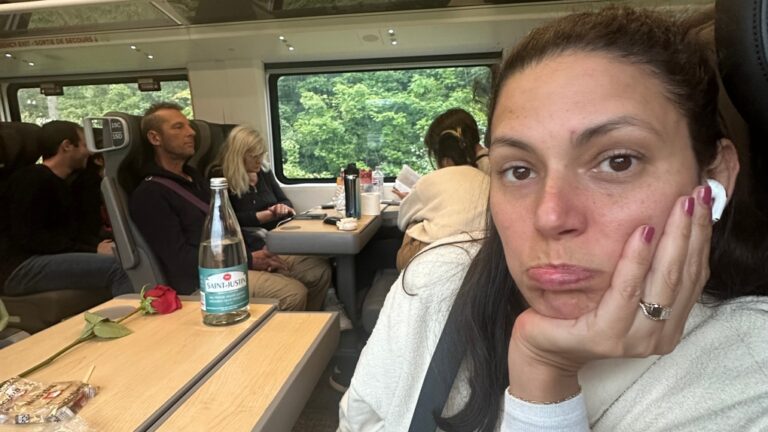 « Comme être en prison » : un passager de Via Rail raconte que des personnes sont bloquées sans nourriture ni eau