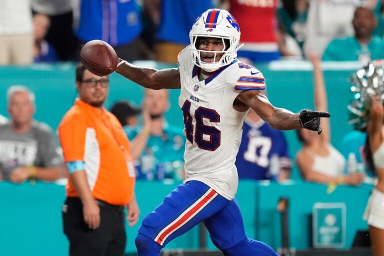 Cook marque trois TDs pour aider les Bills à vaincre les Dolphins 31-10, Tagovailoa quitte le club avec une commotion cérébrale