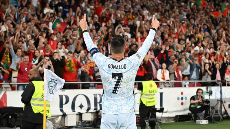 Cristiano Ronaldo devient le premier homme à marquer 900 buts en carrière