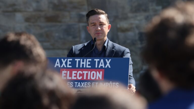 Dans des publicités télévisées en duel, le NPD et les conservateurs tentent de présenter Poilievre aux électeurs syndiqués