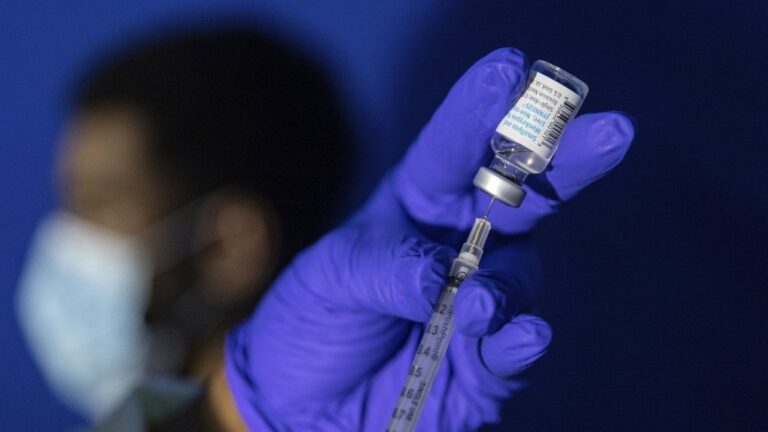 A family nurse practitioner prepares a syringe with the mpox vaccine for inoculating a patient at a vaccination site in the Brooklyn borough of New York, on Tuesday, Aug. 30, 2022. THE CANADIAN PRESS/AP-Jeenah Moon