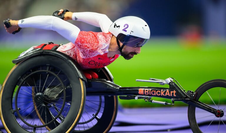 De nouveau en or, le coureur en fauteuil roulant canadien Brent Lakatos de retour sur la plus haute marche du podium paralympique
