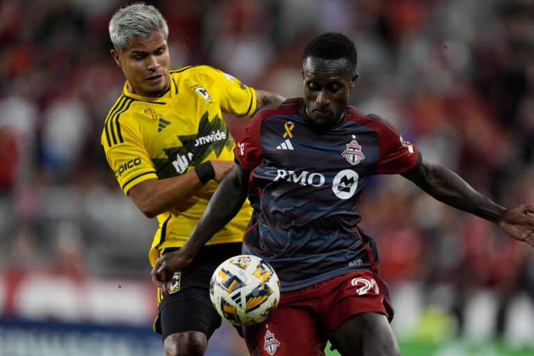 Des buts en deuxième mi-temps permettent au champion en titre de la MLS Columbus de battre le Toronto FC