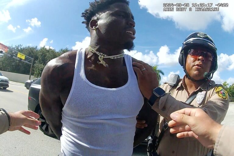 Des images de la police montrent des agents obligeant Hill à se mettre au sol lors d'un contrôle routier