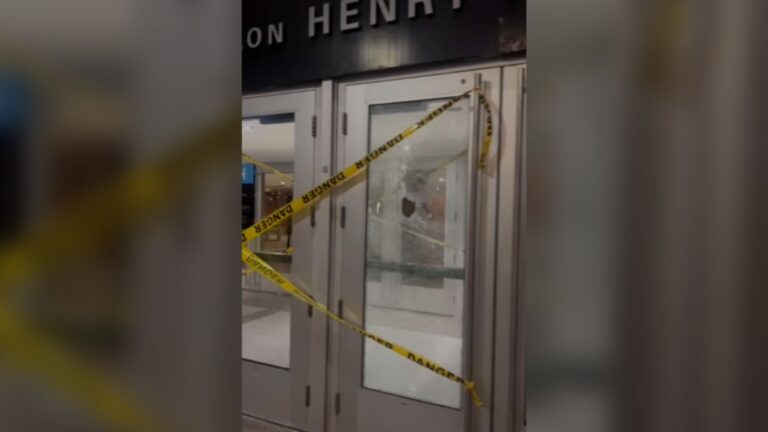 Des manifestants lancent un objet incendiaire sur un policier et endommagent des fenêtres à l'Université Concordia (police)