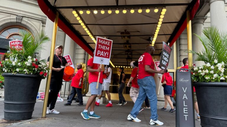 Des milliers de travailleurs de l'hôtellerie aux États-Unis font grève pendant le week-end de la fête du Travail