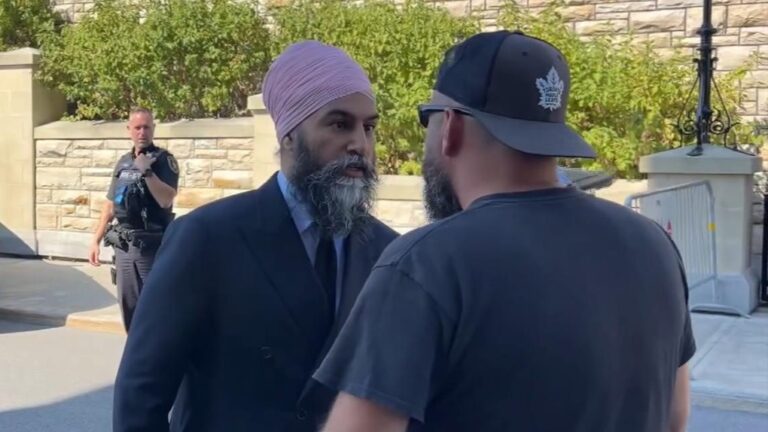 « Dites-le-moi en face » : Singh affronte un manifestant qui le harcèle sur la Colline du Parlement