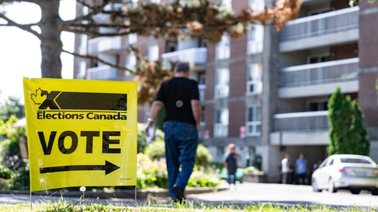 Fermeture des bureaux de vote pour des élections partielles surveillées de près à Montréal et à Winnipeg