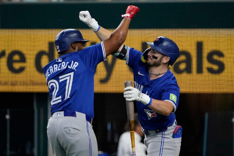 Gausman lance cinq manches sans coup sûr et Guerrero frappe deux fois en profondeur alors que les Blue Jays battent les Rangers 4-0