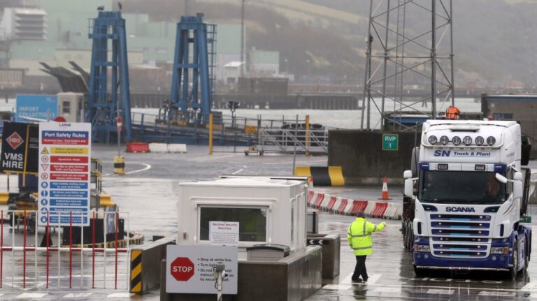 Ils devaient partir pour leur croisière de rêve en mai. Trois mois plus tard, ils sont toujours bloqués au port de départ