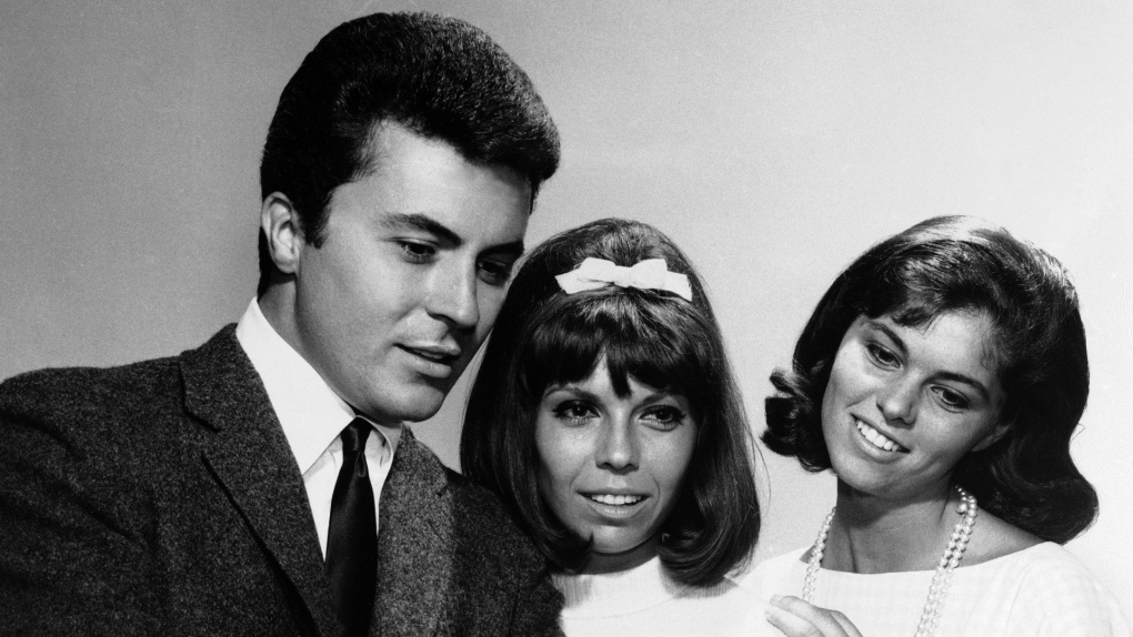 James Darren, left, one of the stars of the film For Those Who Think Young, chats with Nancy Sinatra, centre, and Claudia Martin about their film debuts, Aug. 13, 1963. (AP Photo, File)