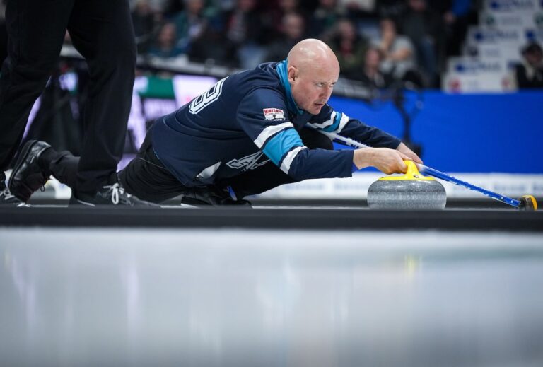 Kevin Koe à la tête d'une équipe de curling composée de trois hommes au PointsBet Invitational