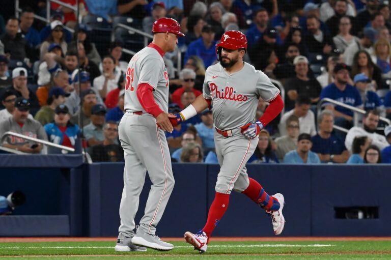 Kyle Schwarber a réussi trois circuits et produit six points, ce qui a permis aux Phillies de battre les Blue Jays 10-9