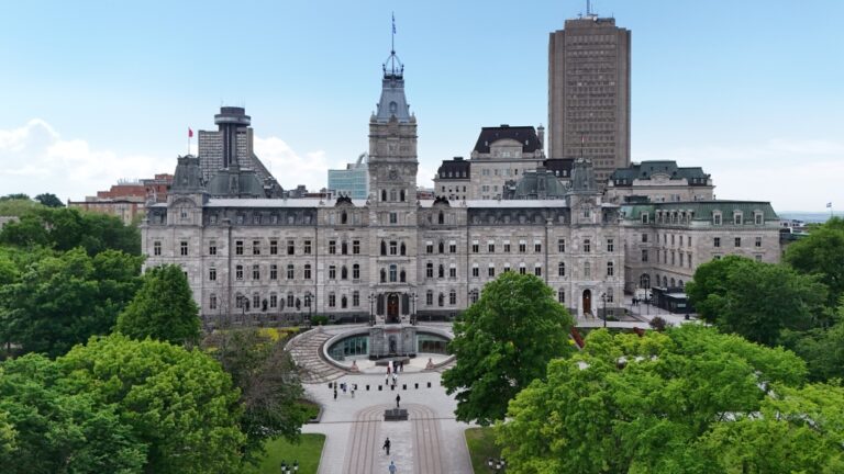 L'Assemblée législative du Québec adopte une motion garantissant qu'aucun certificat d'admissibilité ne sera nécessaire pour recevoir des soins de santé en anglais