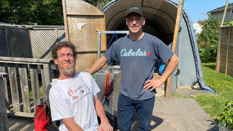 « La bonne chose à faire » : un bon samaritain construit un nouveau chariot à bouteilles pour un homme de Moncton qui s'est fait voler sa bouteille