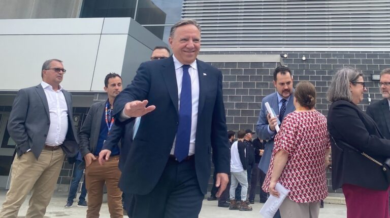 La cote de popularité du premier ministre du Québec, François Legault, continue de grimper cet été