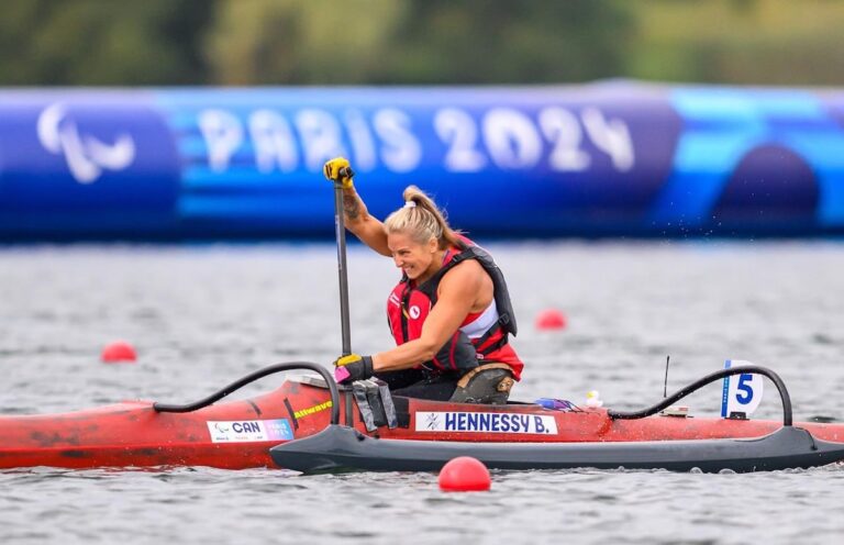 La para-pagayeuse canadienne Brianna Hennessy remporte la médaille d'argent paralympique à Paris