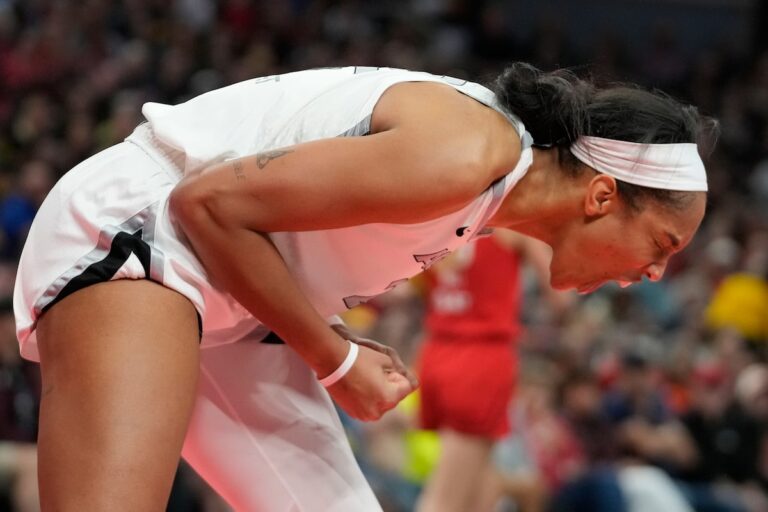 La star des Aces A'ja Wilson bat le record de points en une saison de la WNBA alors que les Aces battent le Fever