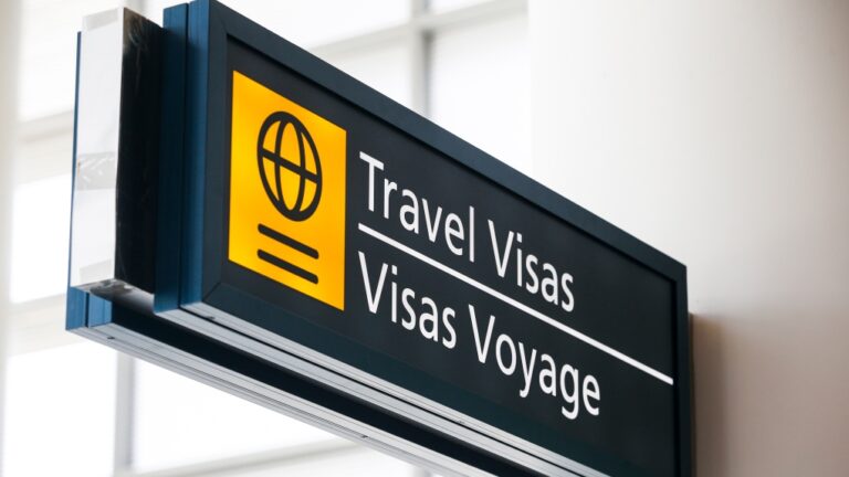 Le Canada rejette davantage de voyageurs étrangers à la frontière alors que les autorités fédérales sont critiquées en matière d'immigration