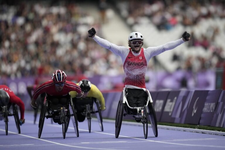 Le coureur en fauteuil roulant canadien Austin Smeenk remporte la médaille d'or paralympique
