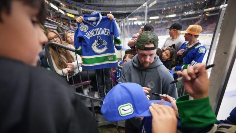 Le gardien vedette des Canucks de Vancouver, Thatcher Demko, souffre d'une rare blessure musculaire