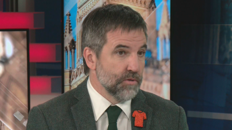 Le gouvernement libéral n'a « aucune intention » de suspendre la prochaine augmentation de la taxe sur le carbone, affirme Guilbeault