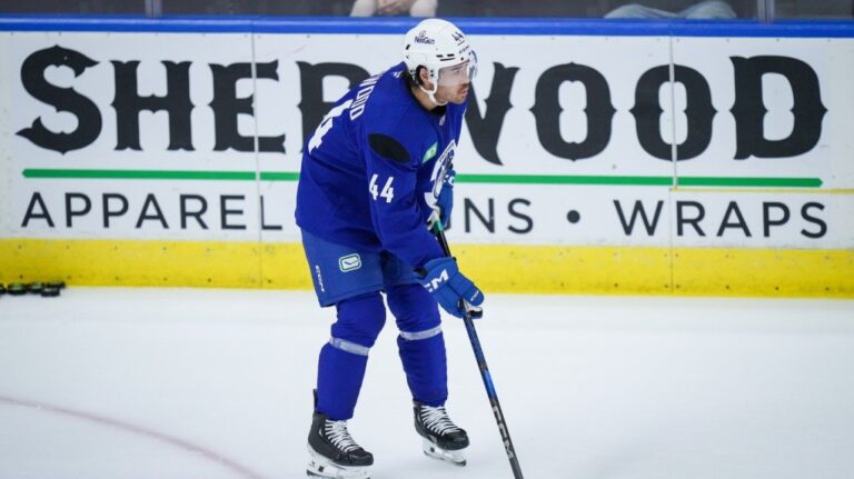 Le nouveau venu Kiefer Sherwood apporte vitesse et physique aux Canucks de Vancouver