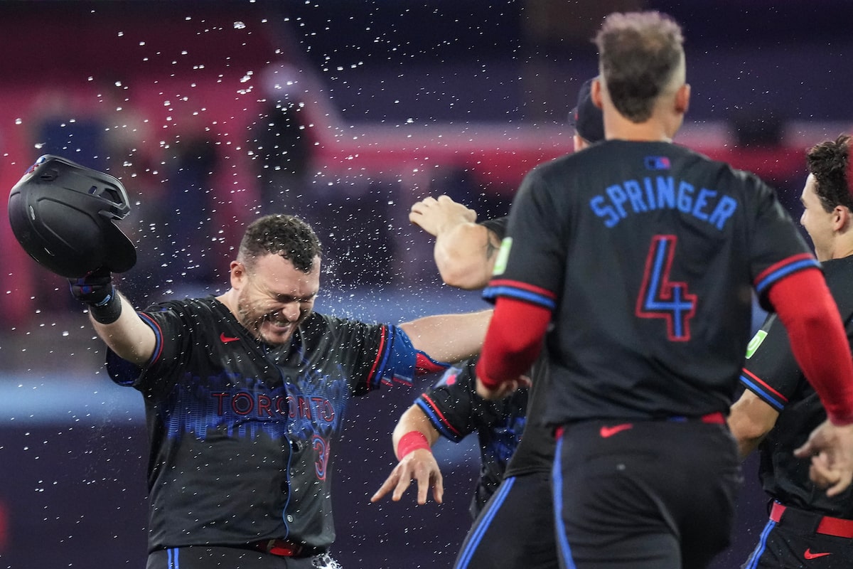 Le simple de Kirk en 11e manche permet aux Blue Jays de battre les Cardinals 4-3