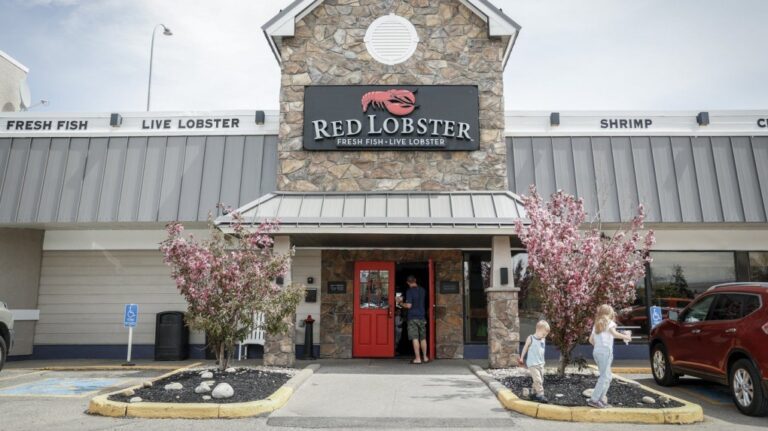 A Canadian court has cleared the reorganization plan of Red Lobster that will see the seafood chain exit bankruptcy. (Jeff McIntosh / The Canadian Press)
