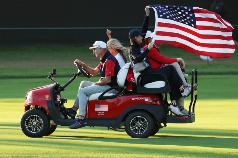 Les Américains font un tour de victoire