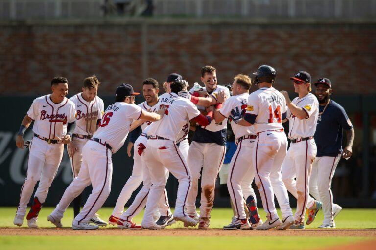 Les Braves se ressaisissent pour battre les Blue Jays 4-3 en 11e manche et se rapprochent des Mets pour la dernière wild card de la Ligue nationale